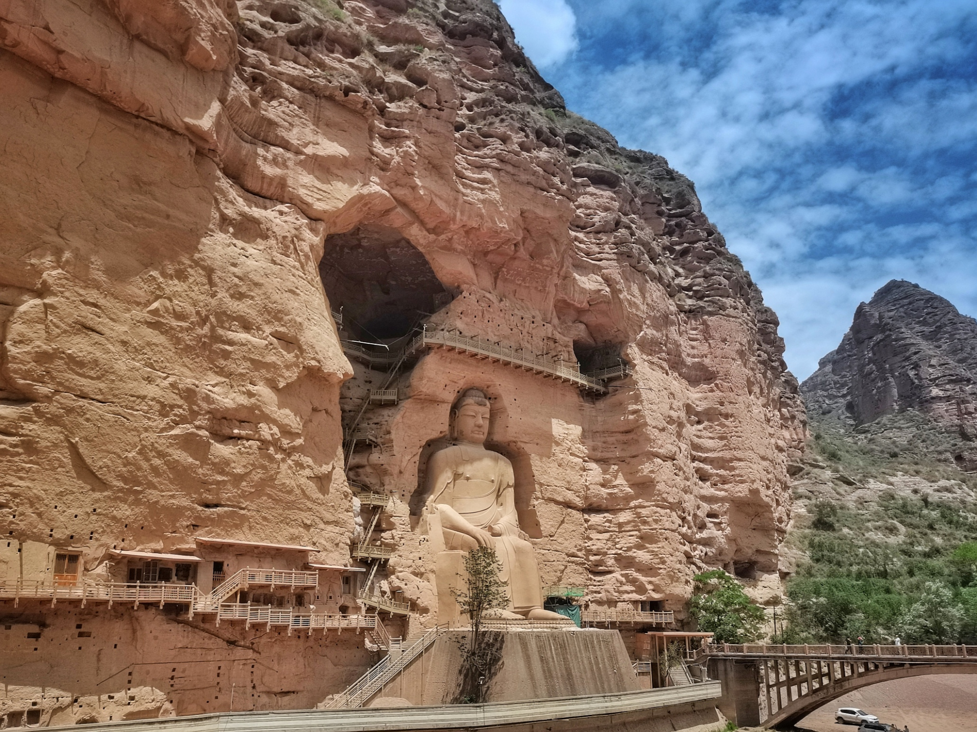 艺术的瑰宝,巍峨耸立,乐尊举目四顾的敦煌莫高窟