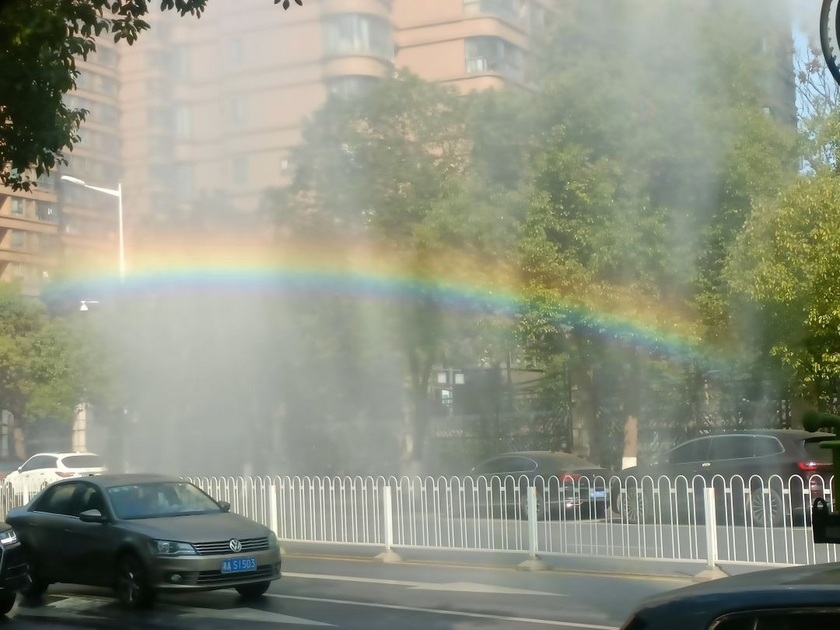 灑水車在燈綠燈的時候給你澆出來一個彩虹,這個彩虹可以為你阻擋一件