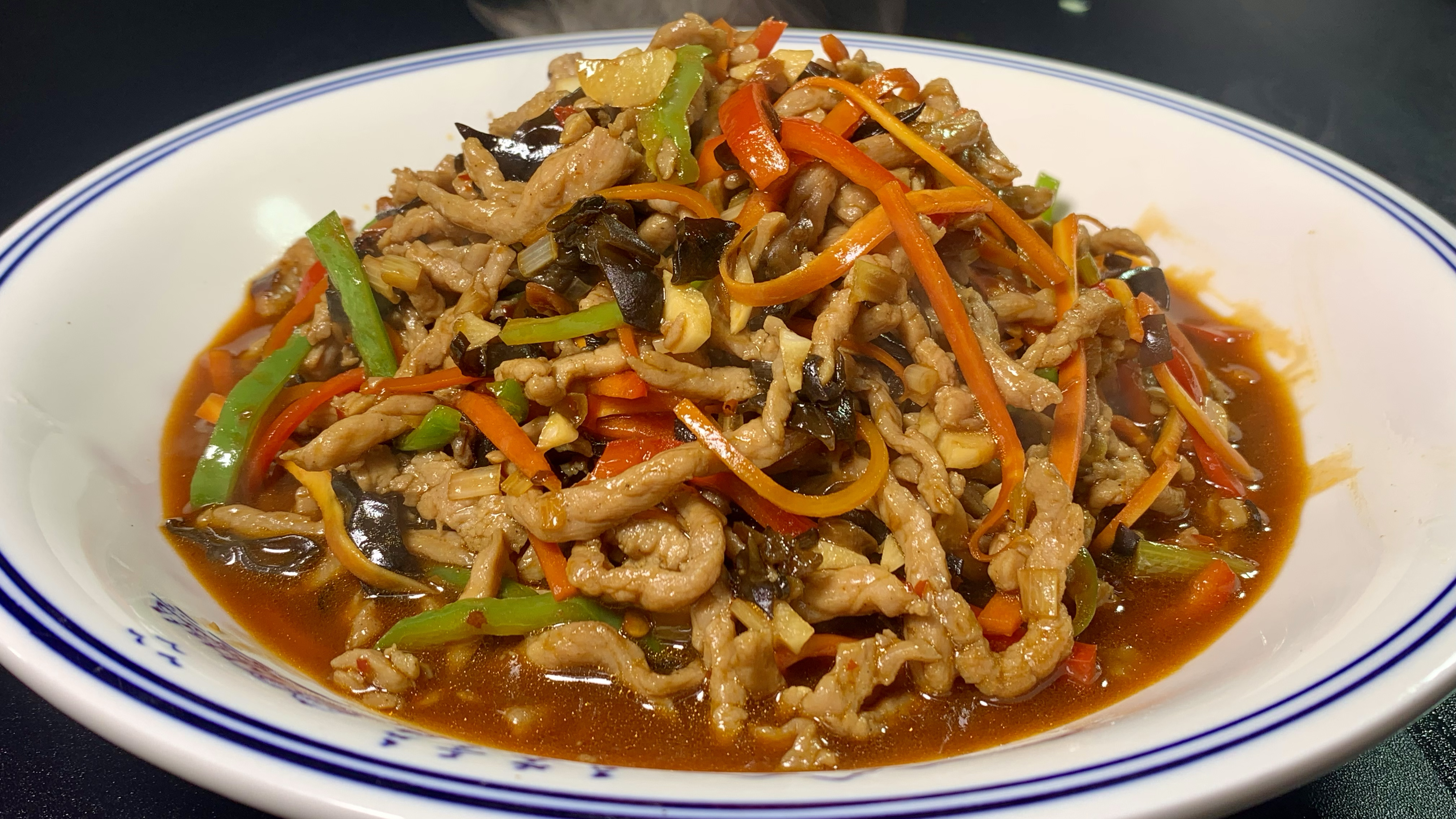 鱼香肉丝不要去饭店吃了，自己在家也能做，鲜香滑嫩，开胃又下饭