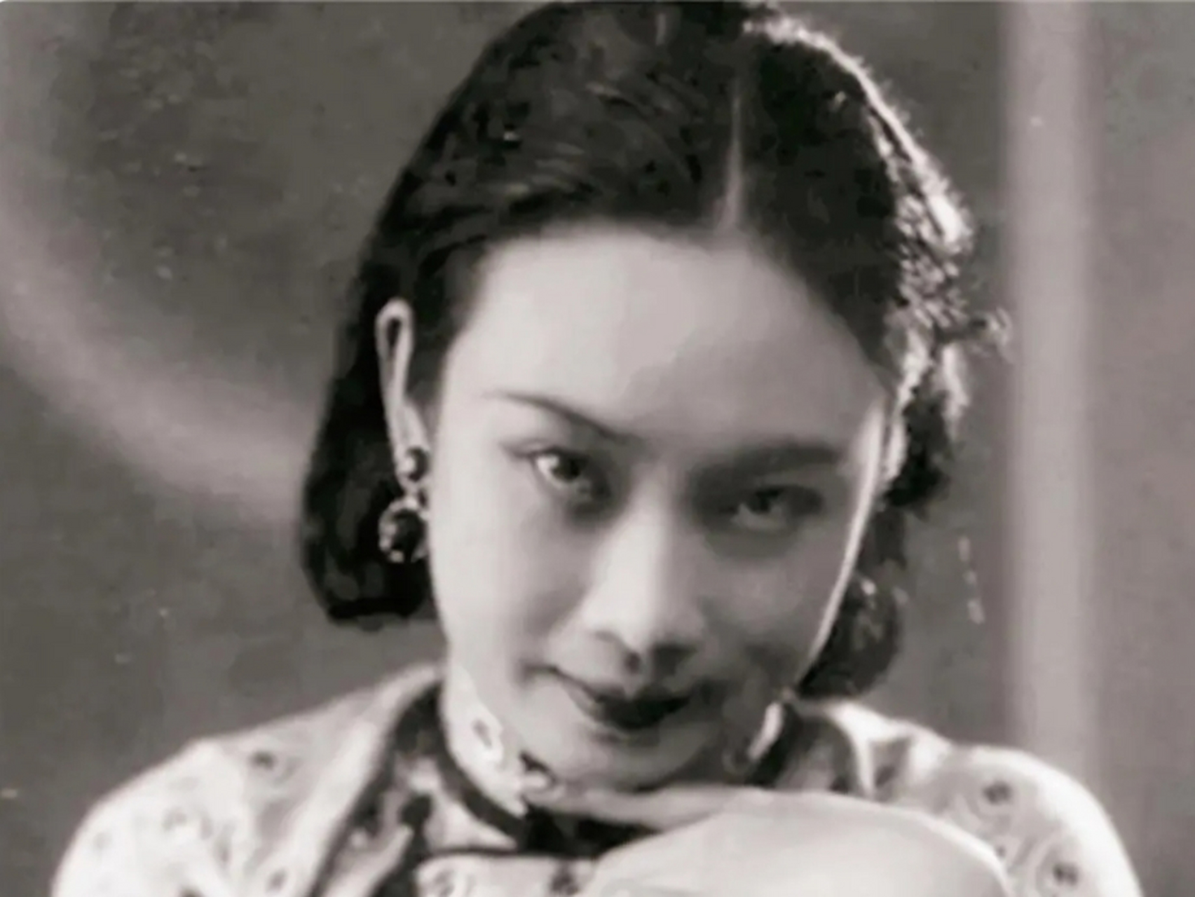 民国美女阮玲玉和胡蝶同样是影后,同样遭受男人的伤害,结局为何会不同