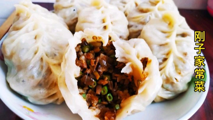 农村小媳妇分享茄子馅的大蒸饺,薄皮大馅好吃不油腻,快收藏起来