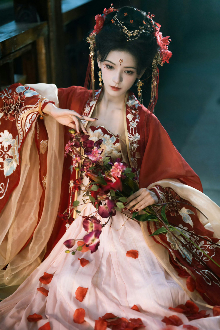 国风大典上的内娱女明星,比剧组里的妆造美多了,眼睛忙到根本看不过来