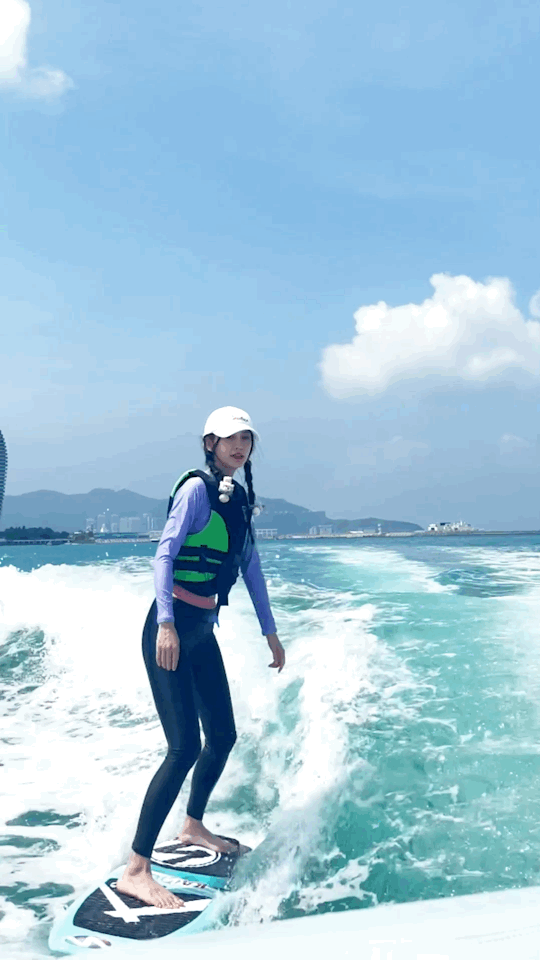 美少女杨颖(angelababy)最新冲浪动图来啦!太酷了吧!