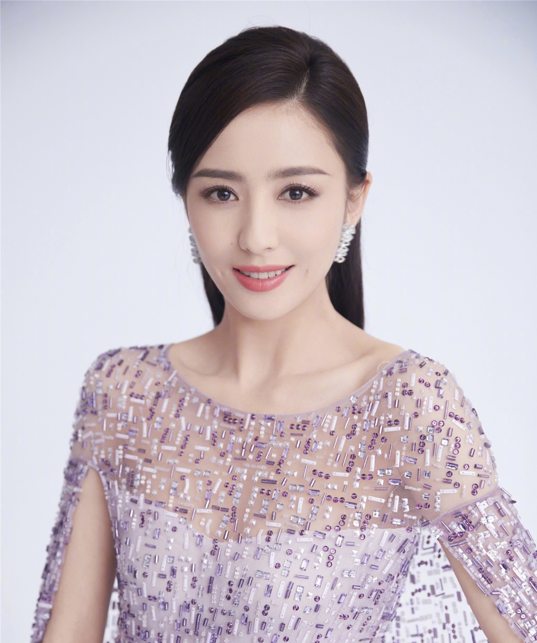 梨涡美女佟丽娅,1983年8月8日出生于新疆伊犁察布查尔,中国内地影视女