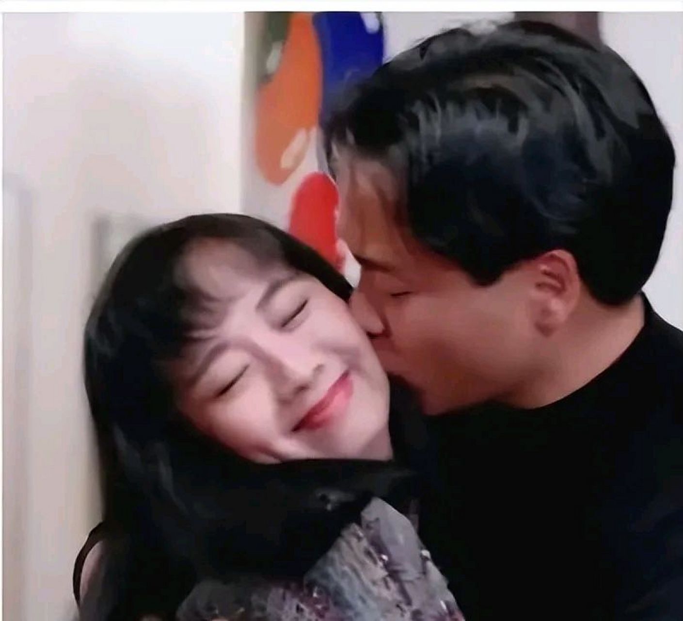 改写后的文章:  2003年,张国荣在自杀前与女友毛舜筠相约喝茶.