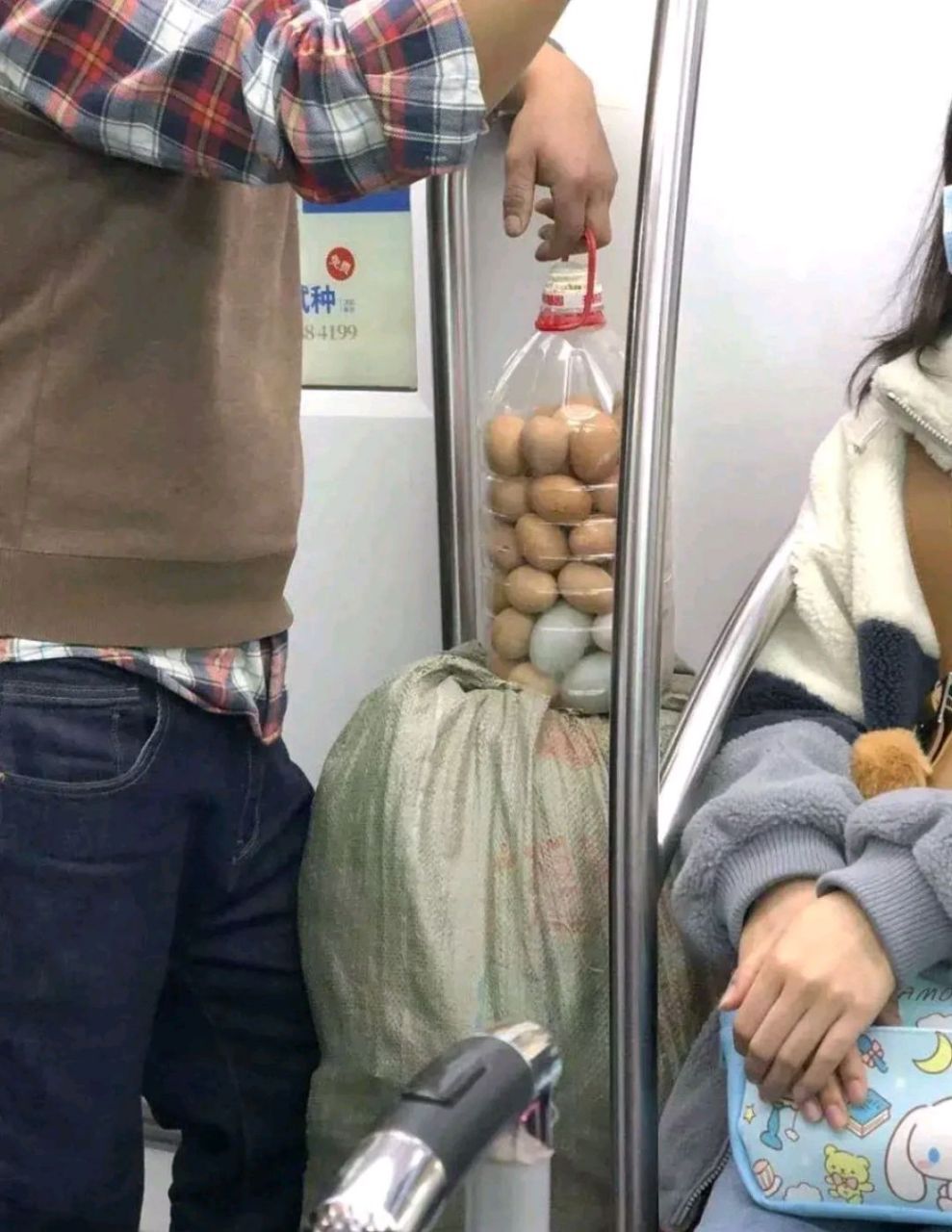 天津地铁上,看到一个人提了一大桶鸡蛋,但桶口比鸡蛋小多了,于是产生