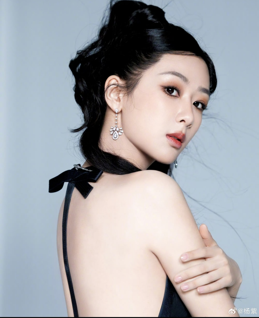 杨紫尝试新造型,性感漂亮,女人味十足.#我们都爱聊八卦