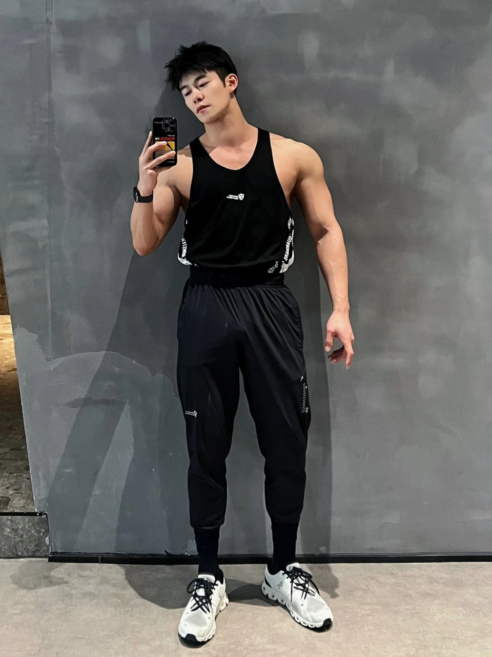 成都极品帅哥,脱掉衣服身材竟然这么诱惑……#帅哥# #腹肌