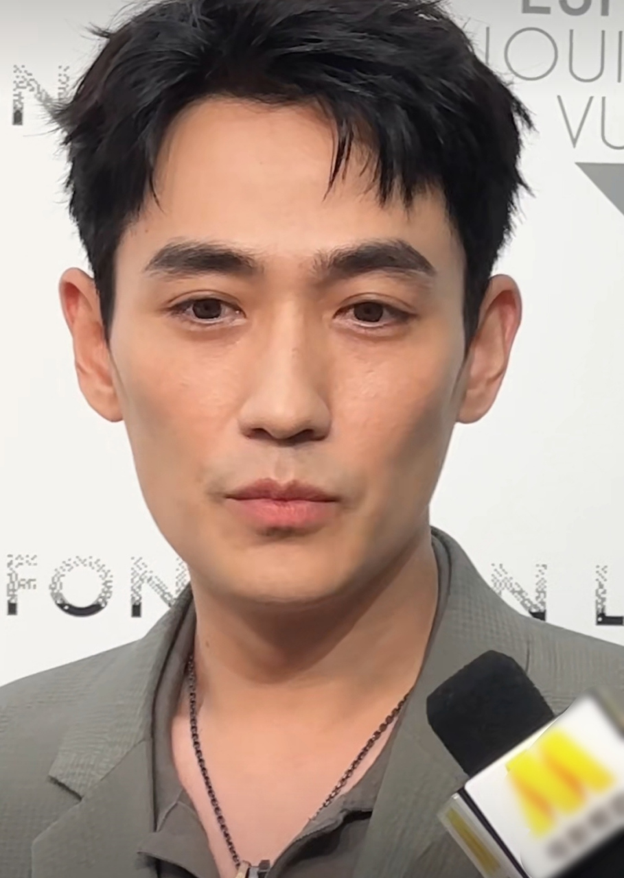 朱一龙接受采访,脸颊瘦到凹陷了,拍电影确实很辛苦