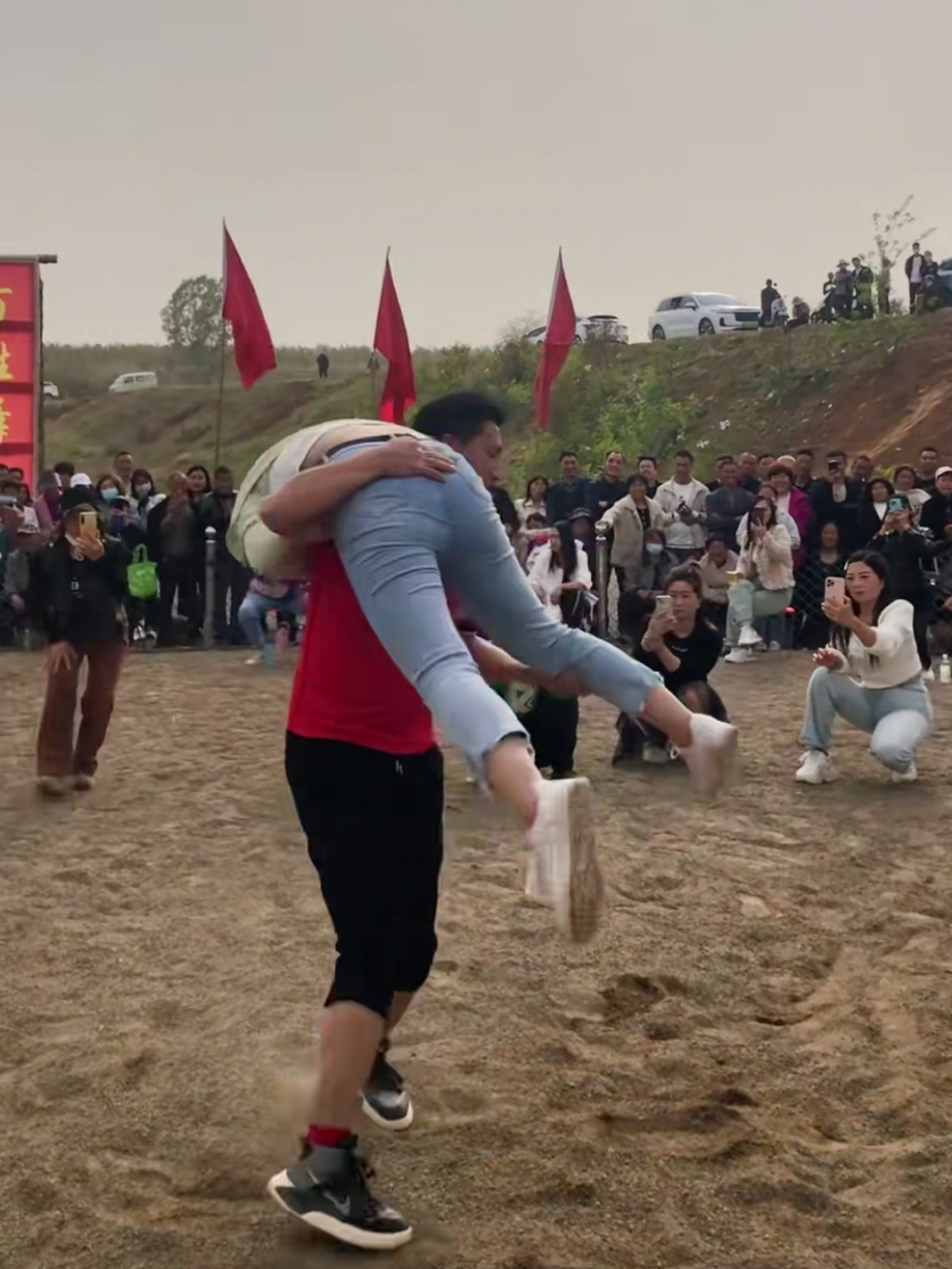 男女摔跤比赛,男的开心,女的开心,观众开心,刷视频的也开心,唯独女的