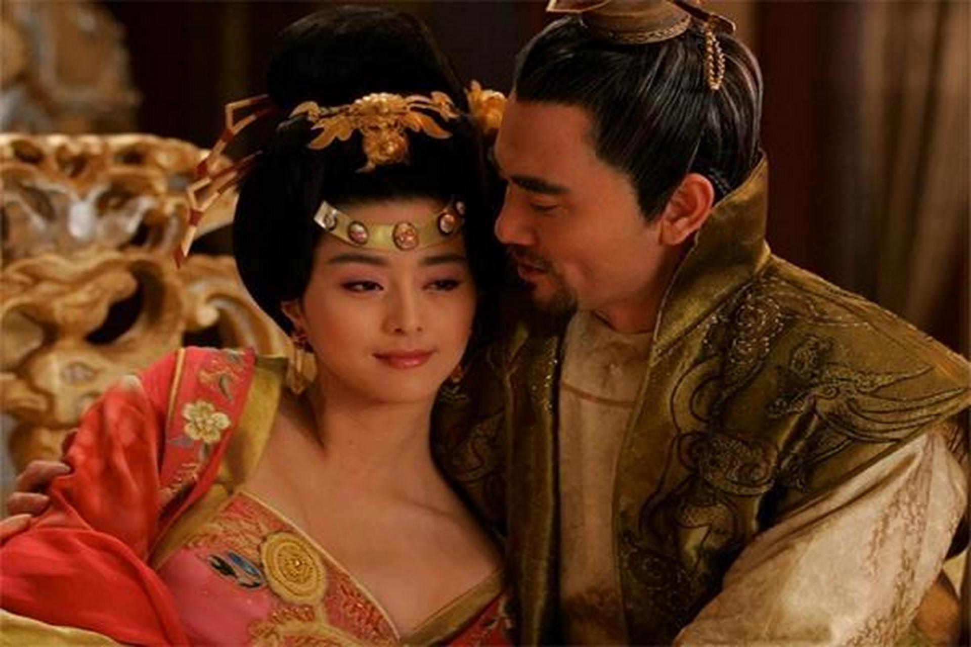 一天夜里,杨玉环被李隆基灌醉了,她朦胧中感到李隆基一把将她抱起,飞