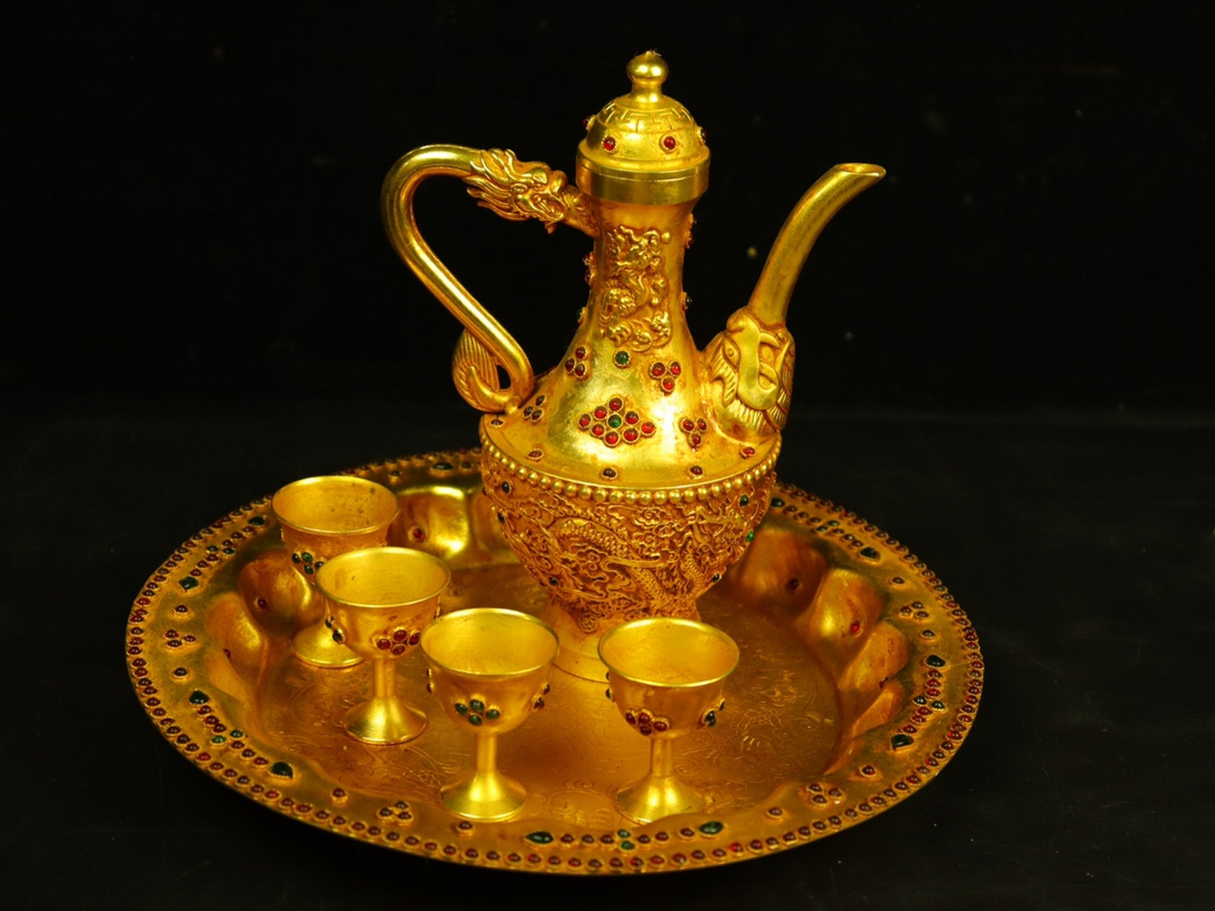 珍藏清代铜鎏金镶嵌红宝石酒具一套,盘子尺寸直径23厘米,高3厘米,酒壶