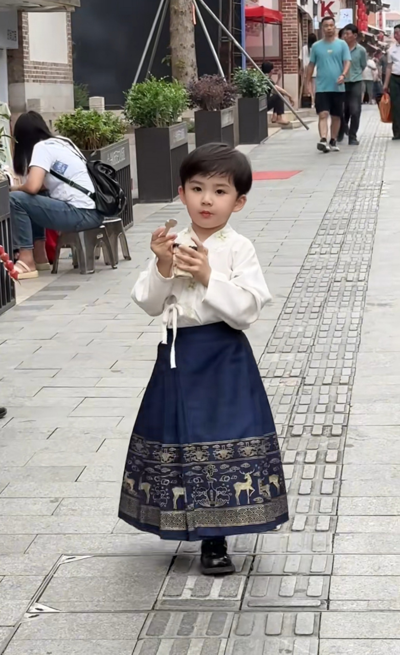 没想到男孩子穿裙子也这么好看啊[你懂的][你懂的]