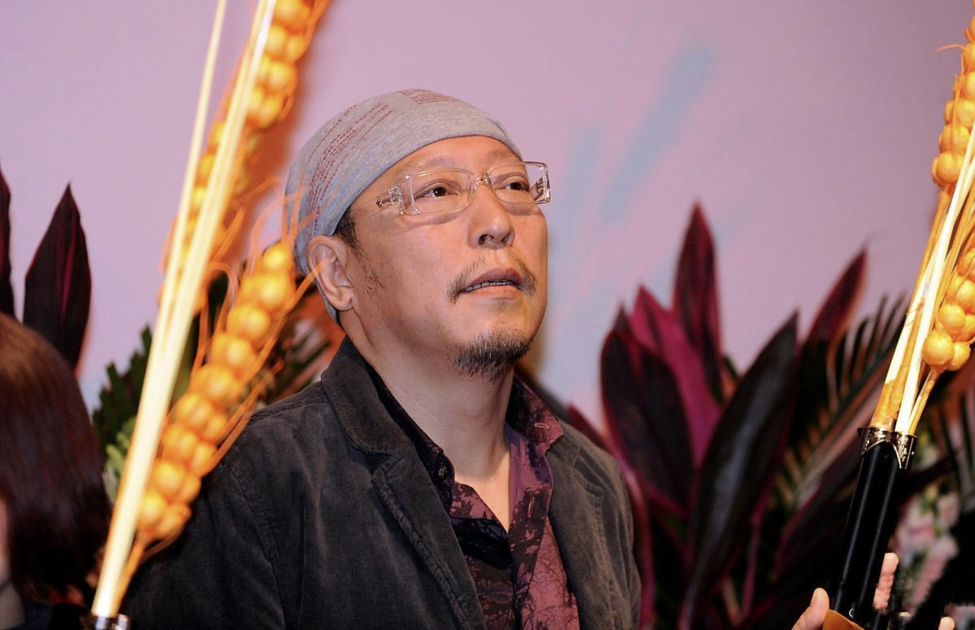 2015年,倪大红拍摄《战狼》时不慎被炸伤,吴京很过意不去,直接包了一