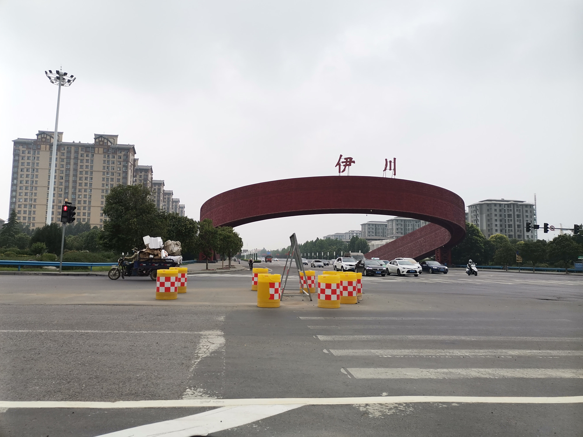 洛阳伊川北大门霸气的红腰带