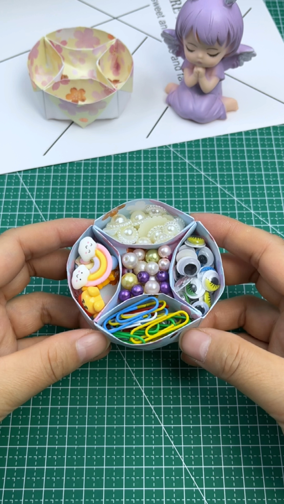 一张纸教你折分格收纳盒,还可以放瓜子糖果小零食哦!