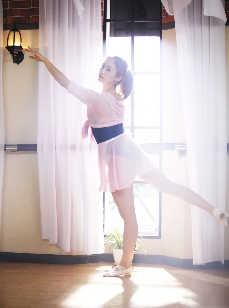 刘芸跳舞大秀好身材 676767[比心]