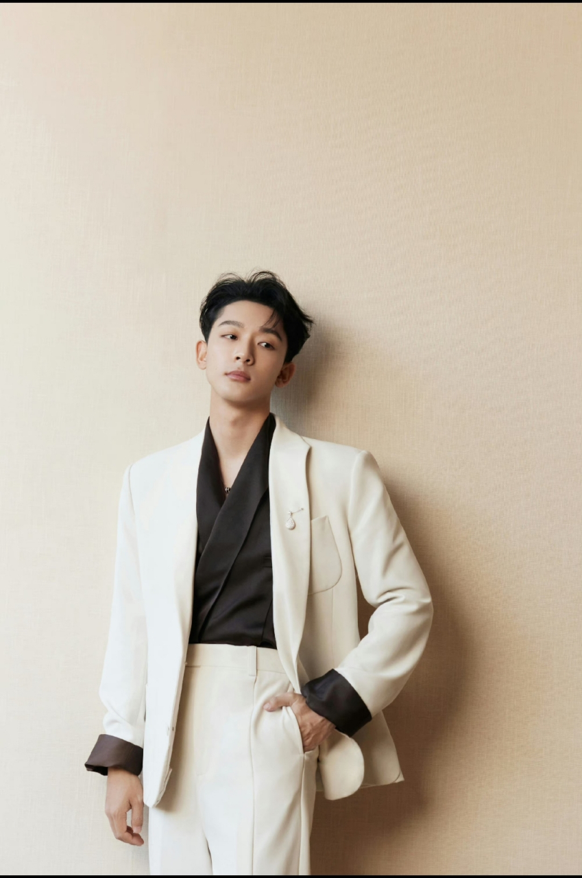 张晚意写真大片释出#每日娱乐播报# 白色礼服简约大气,男明星真的很