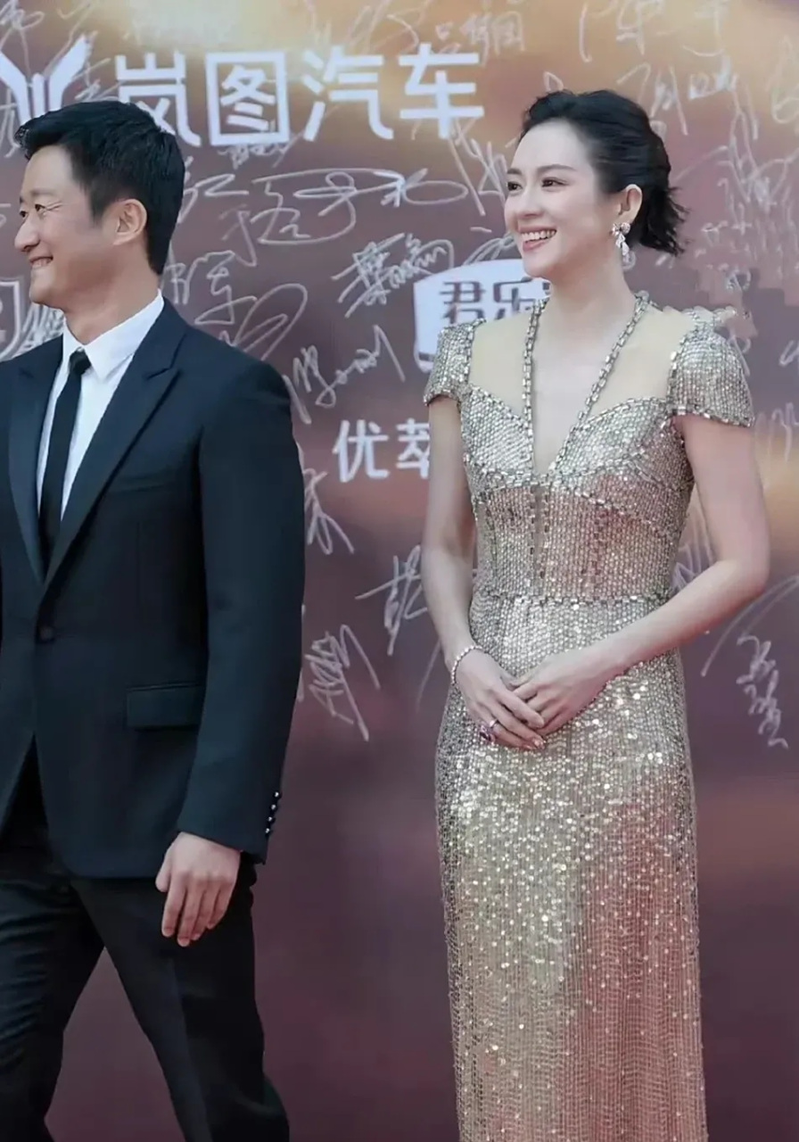 感觉章子怡年龄越大越好看了,自然安静了许多,不像刚出道那时那么"