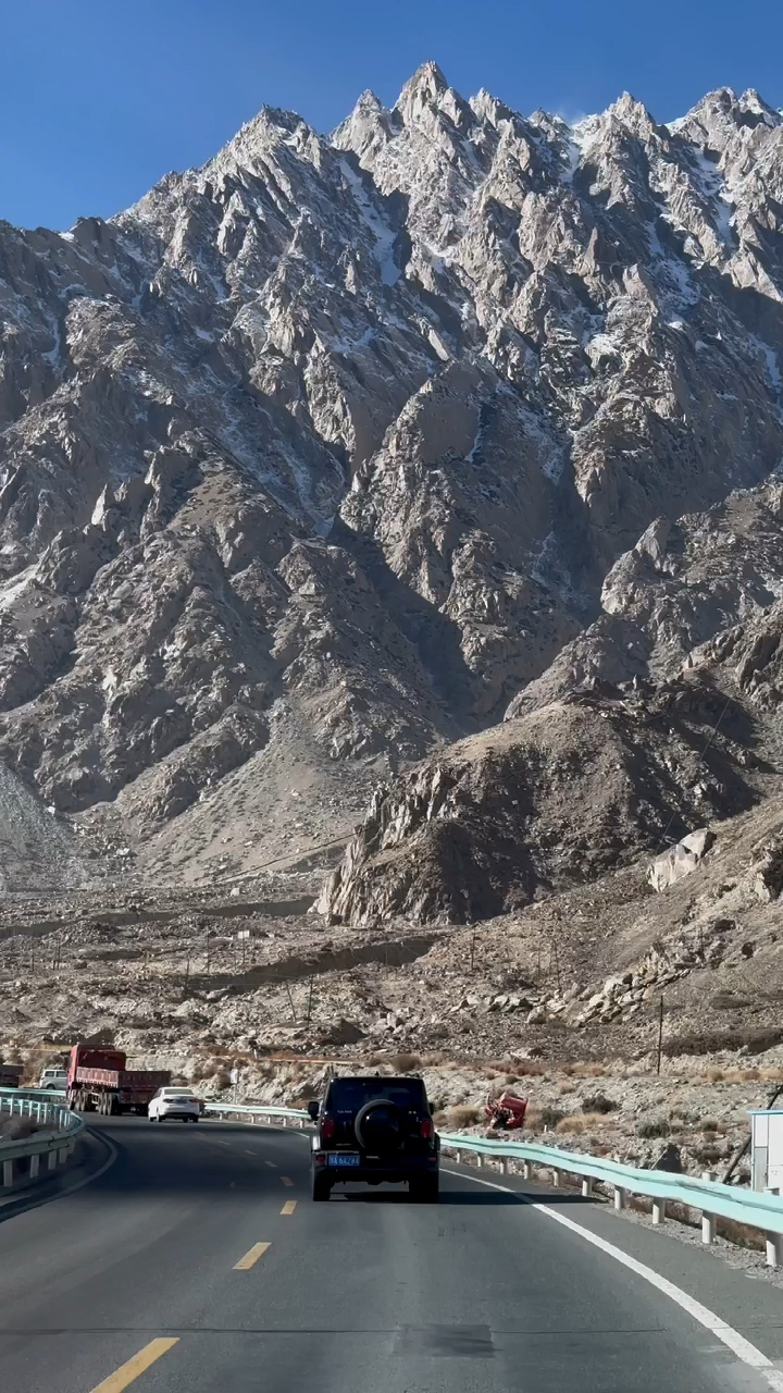来到帕米尔高原,当你见到高耸的雪山,连绵起伏的昆仑山,才会感受到