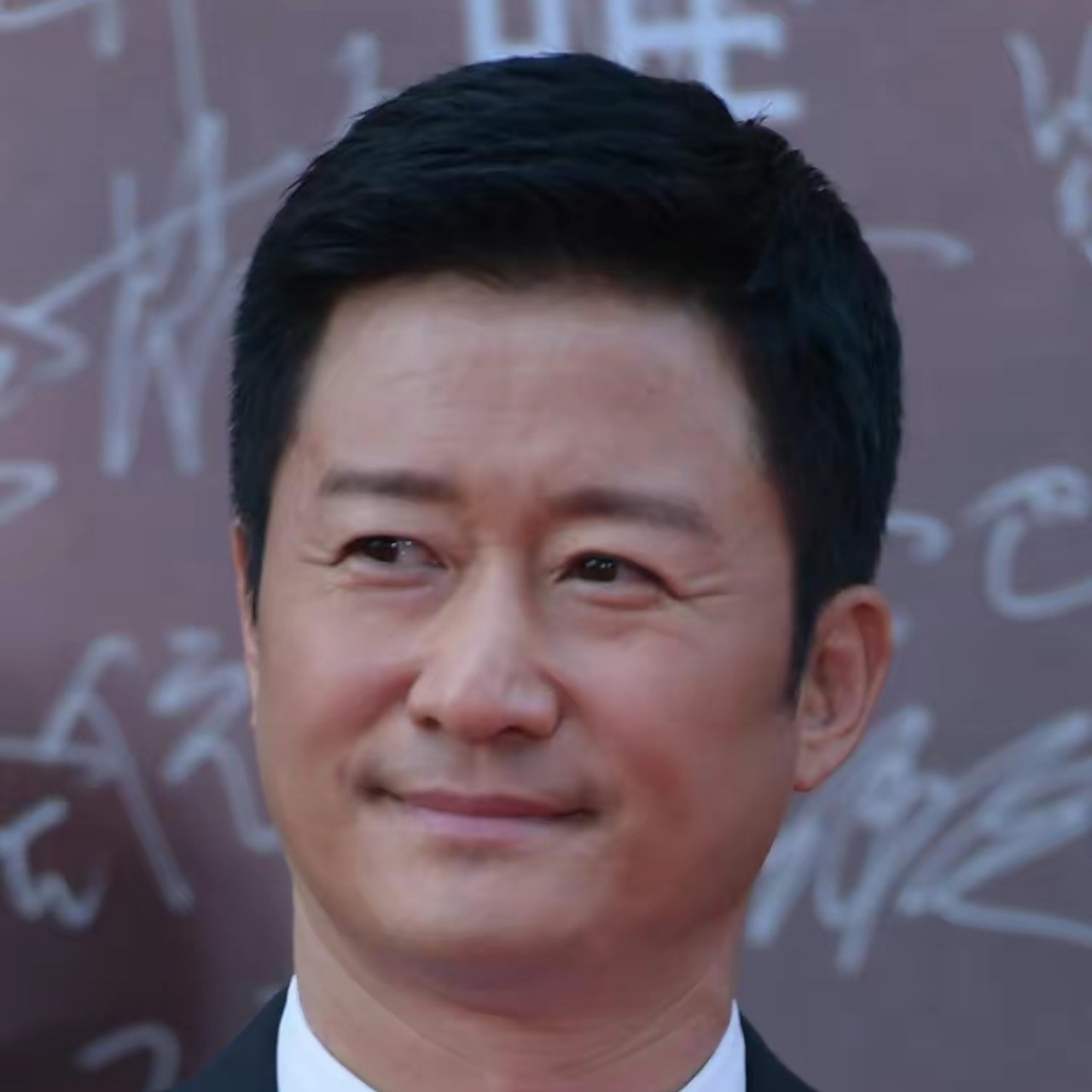 40岁以上的男明星们,他们不仅拥有成熟的魅力和稳重的气质,还经浪了