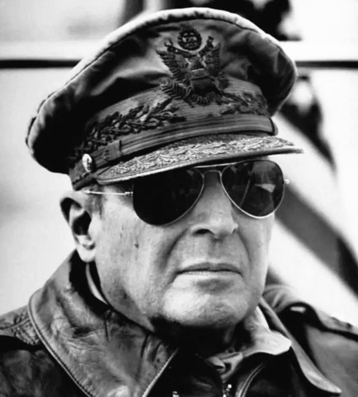 麦克阿瑟晚年回忆朝鲜战场时,他说:谁要是和中国陆军开战,那他的脑子