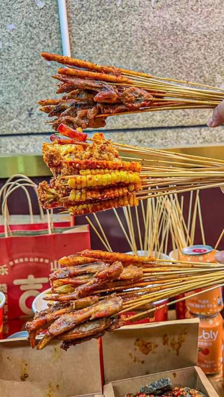 403次播放.2022-08-280喜姥姥乐山炸串铺3粉丝  关注今天仿妆不仿人!