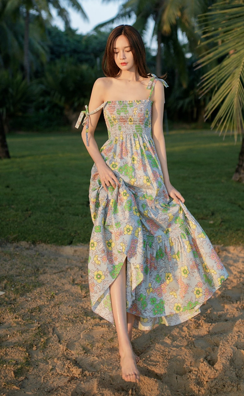 沈梦辰一身吊带连衣裙光着小脚丫漫步在丛间,就像一幅山水画,让人沉醉