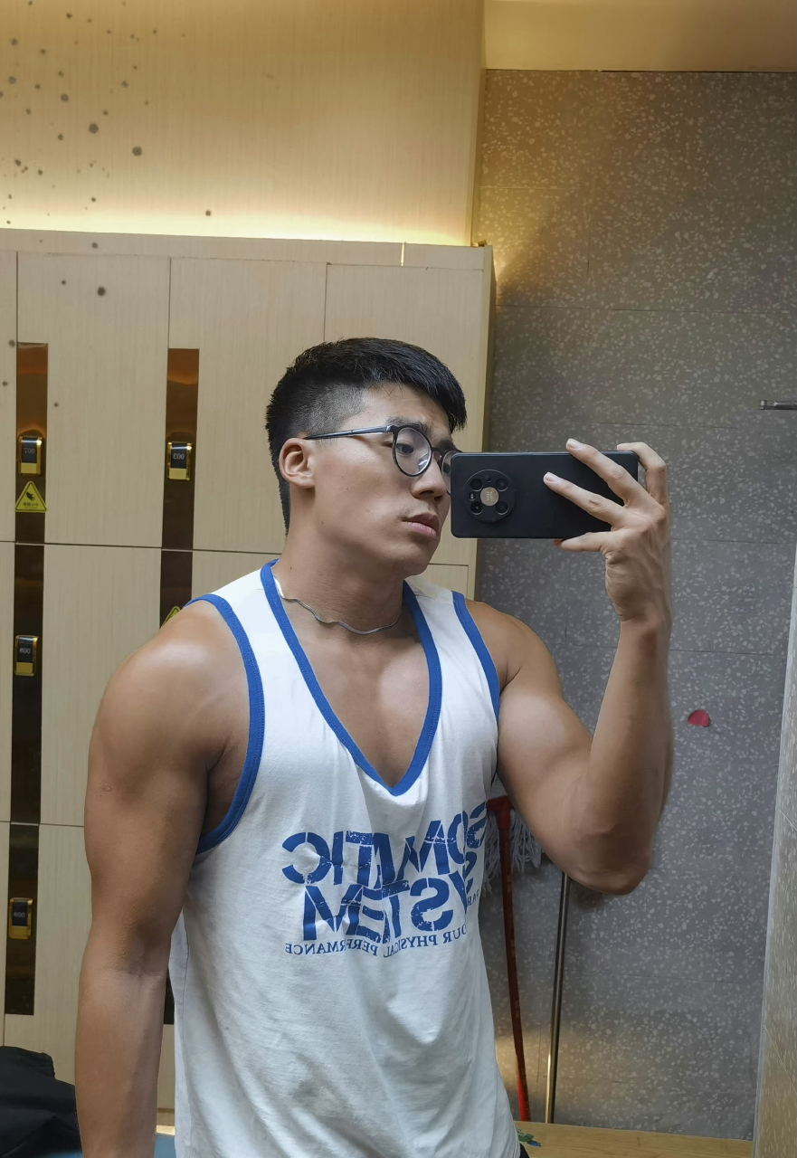撸完铁眼镜男很会找角度#肌肉型男# #健身