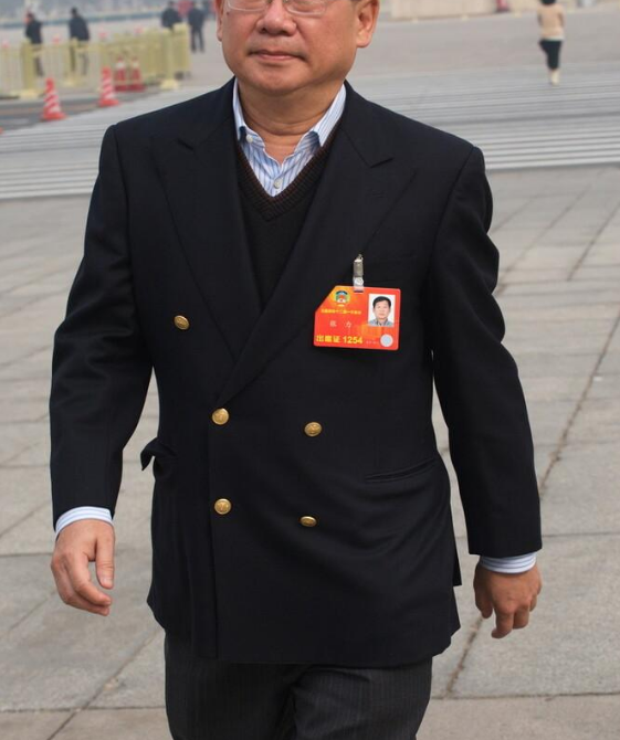 富力长公主李嘉颖和父亲生活形成巨大反差,父亲濒临破产