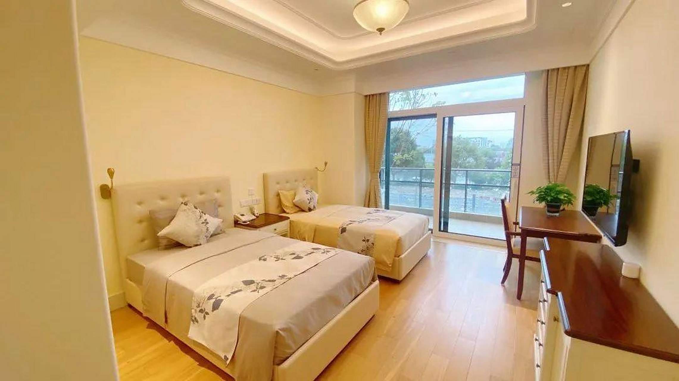 泰康之家申园养老社区坐落于上海市松江区广轩路,占地面积15万平方米