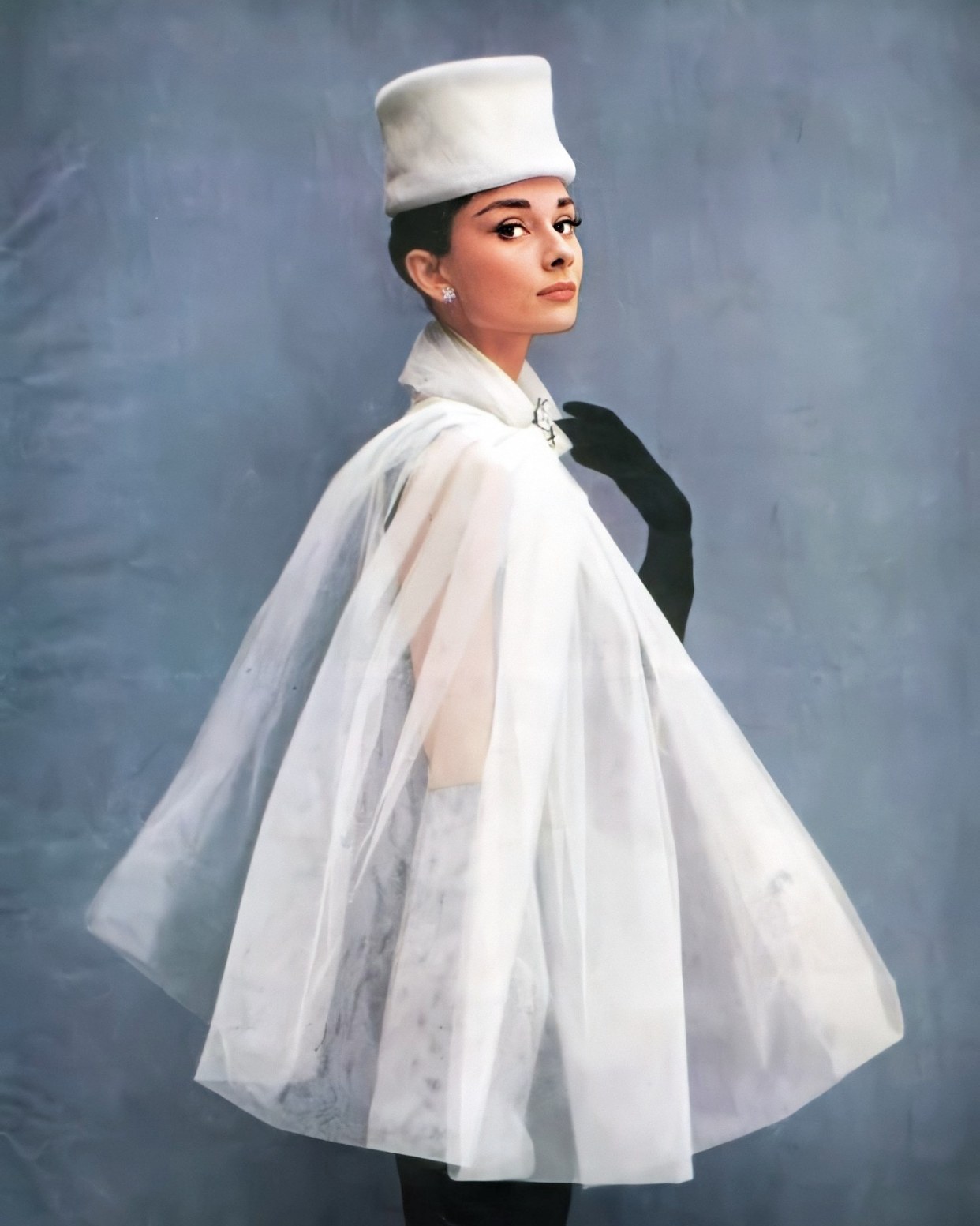 《甜姐儿》14套服饰欣赏:土妞变超模,看奥黛丽·赫本惊艳换装