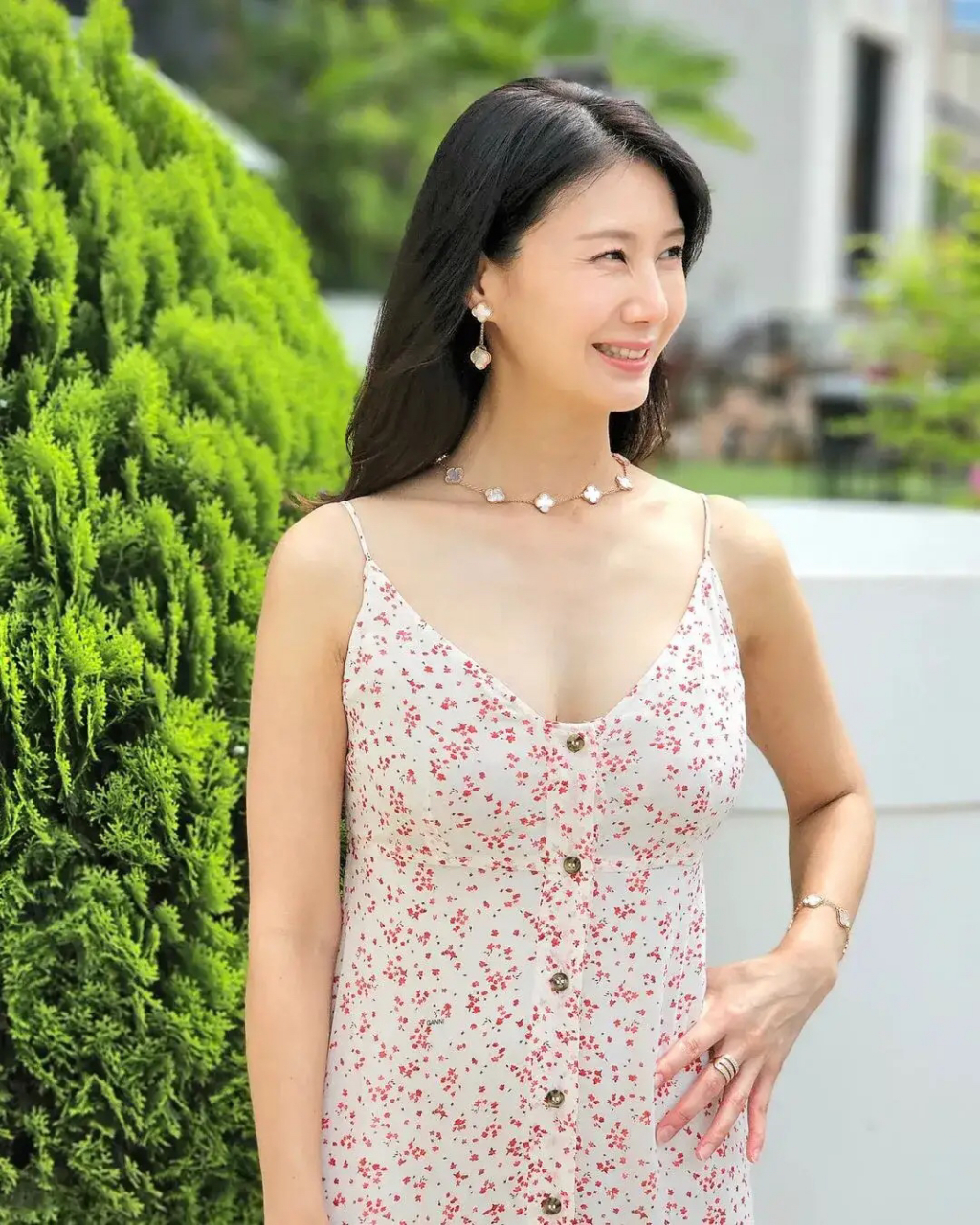 胸有大痣,风韵犹存!