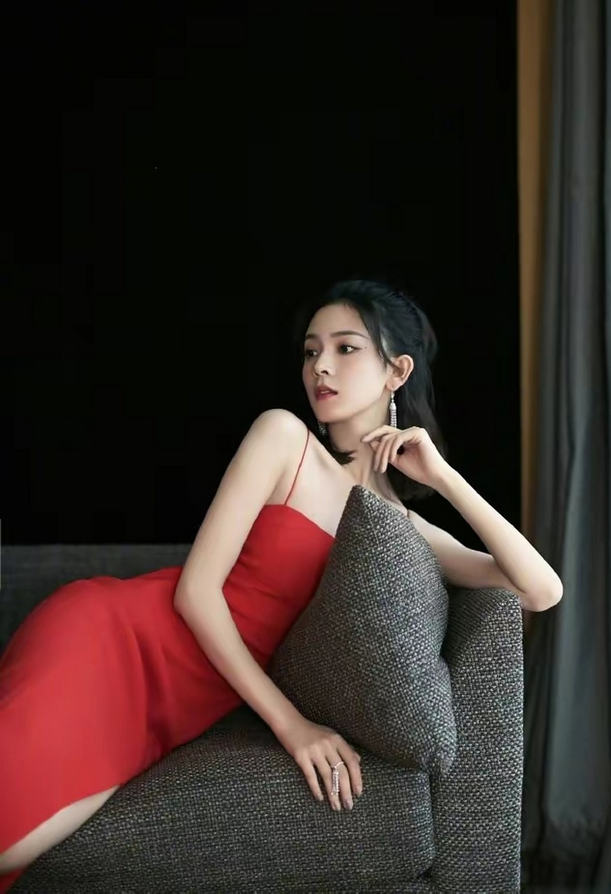 美女陈瑶,粉红抹胸吊带裙,身形窈窕,性感迷人.#陈瑶# #养眼美女