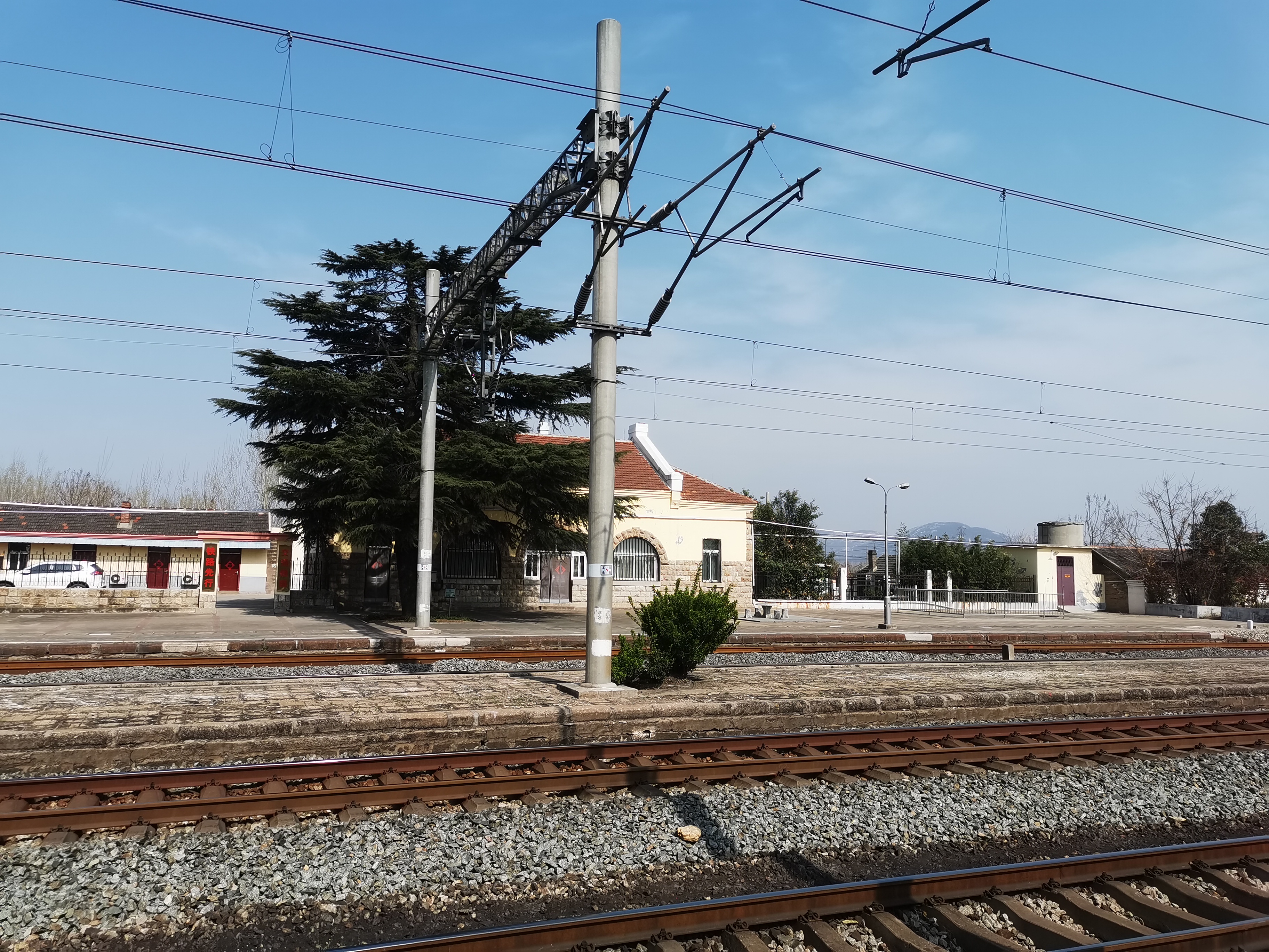 曲阜吴村站,京沪铁路沿线的老站之一,已停止办理客运业务