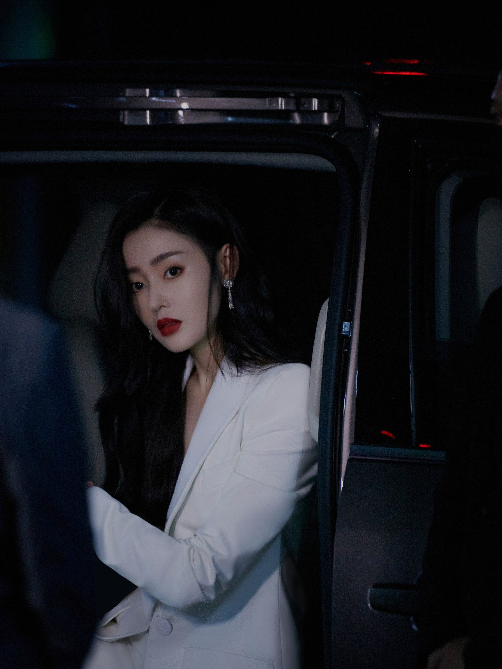 气质女神张天爱身穿白色西服的性感写真,太美了