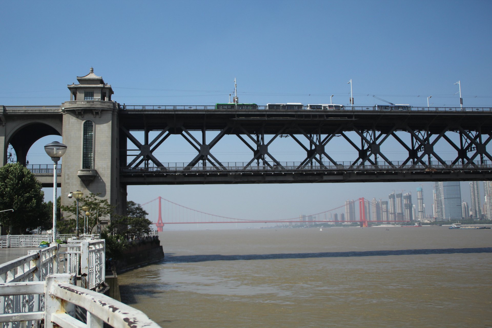 大桥# 钱塘江大桥是中国人自己设计并建造的第一座现代化大型桥梁总 