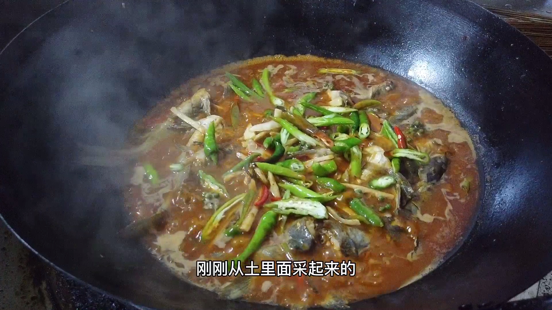 鲜椒子姜烧黄辣丁,这个吃法有点安逸,鱼汤下面更是霸道惨了