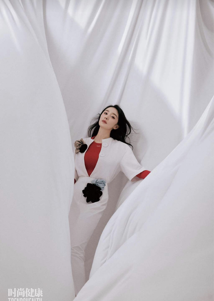 杨幂芭蕾舞裙像黑天鹅,细腰身材诱人