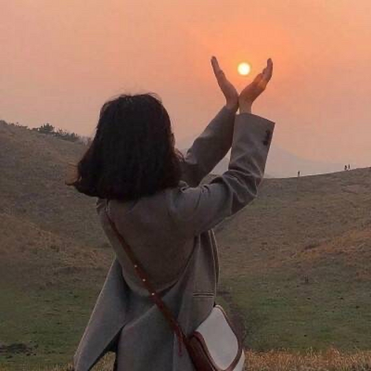 晚上睡觉去了闺女屋,五岁的小姑娘躺在床上跟我说