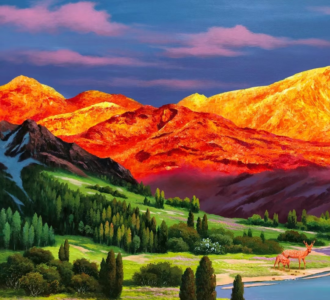 层层叠叠的山峰在余晖的映照下熠熠生辉,仿佛一幅天然的风景画