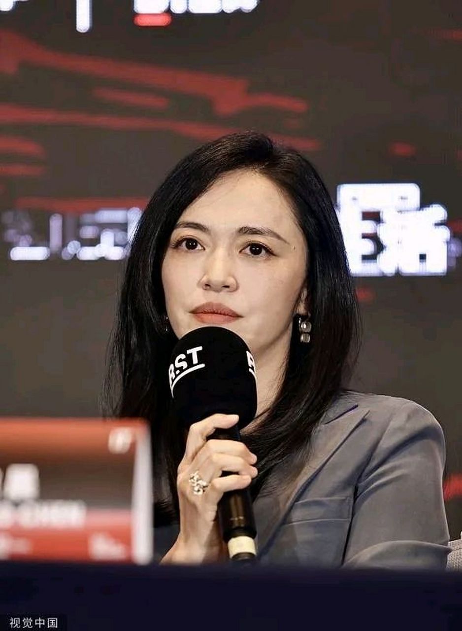 姚晨选择了一套灰色西装,搭配她迷人的长发,展现出非凡的气质.