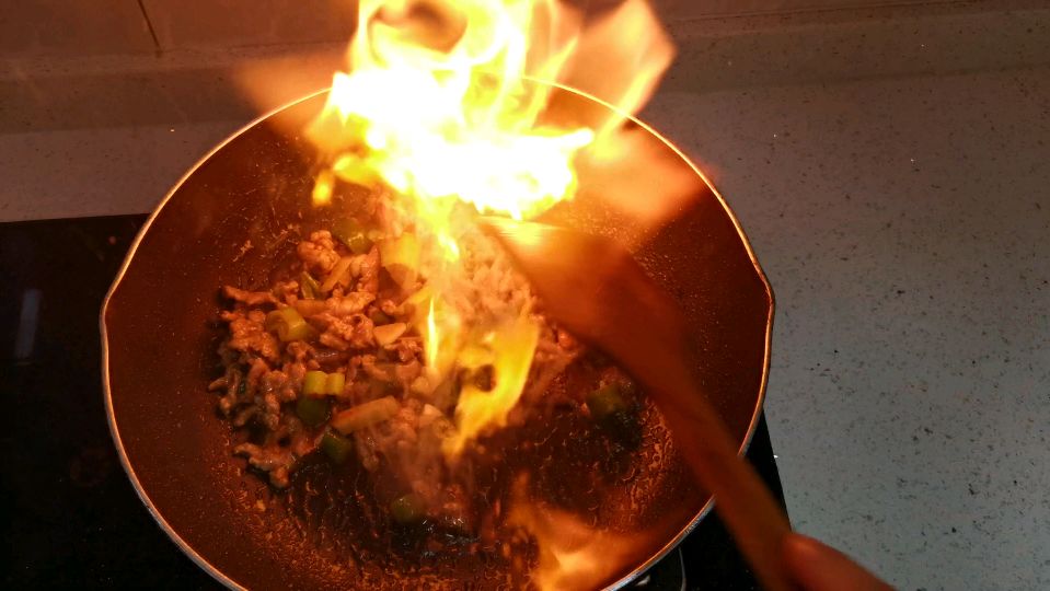 简单又好吃的家常芹菜香干炒肉丝