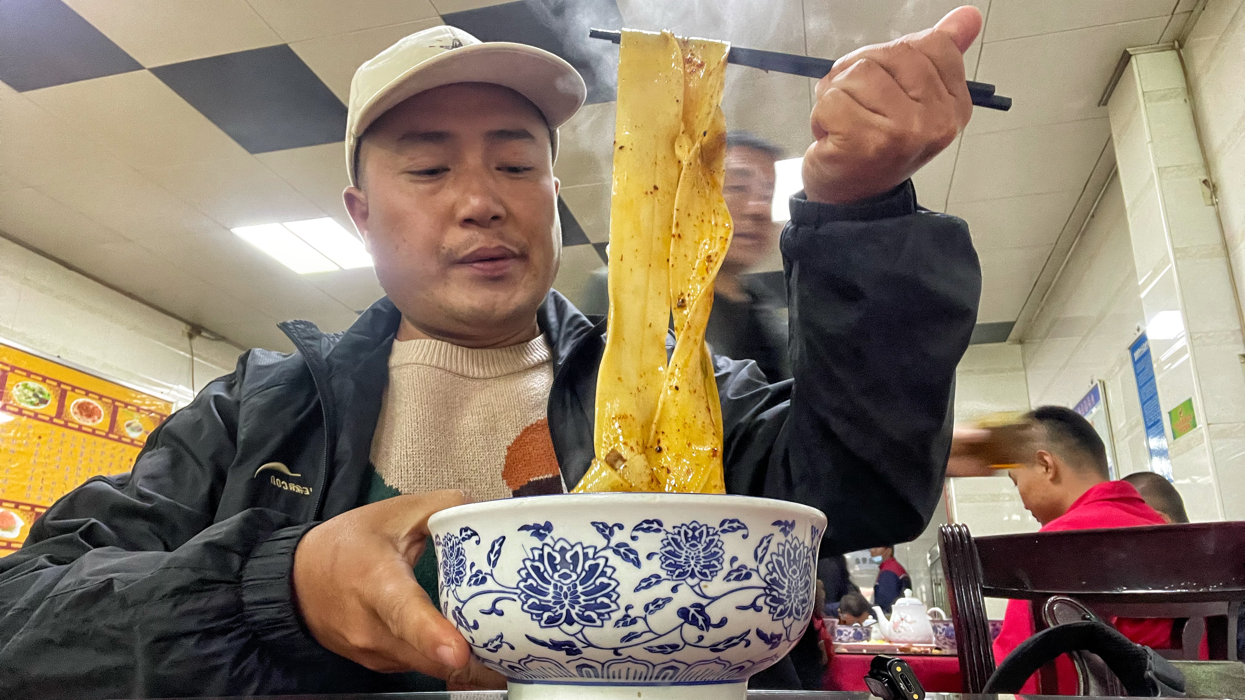 15元加工大宽兰州牛肉面,狂放3勺辣椒油是标配,大片牛肉才过瘾