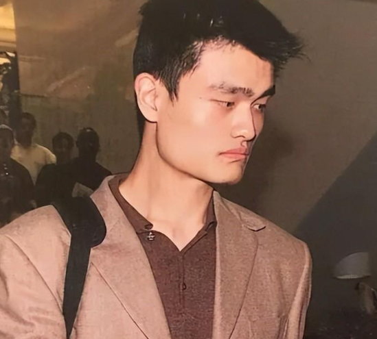 叶莉和姚明睡觉,床中间必须留出一条缝隙,因为这关系到人身安全