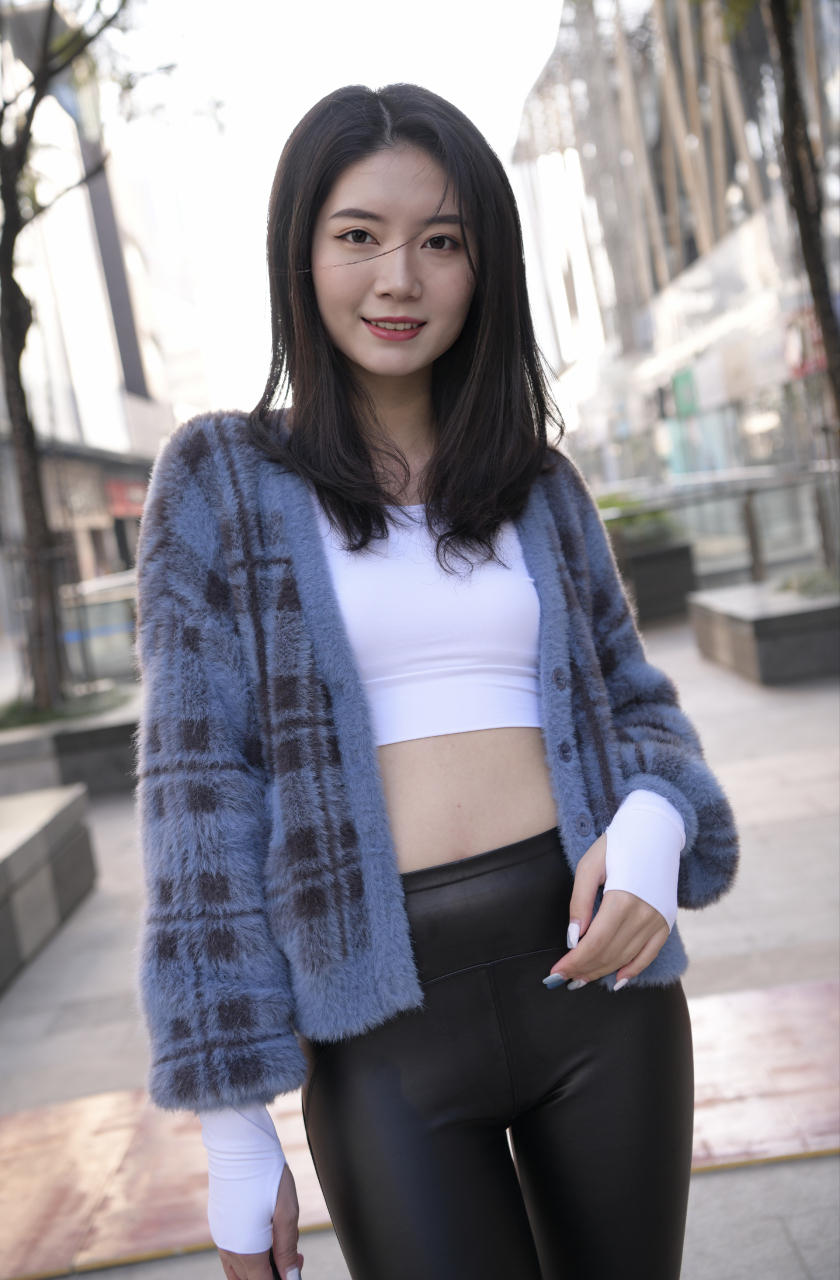 极品超级紧绷皮裤小妞,你们喜欢这种风格嘛(转载)