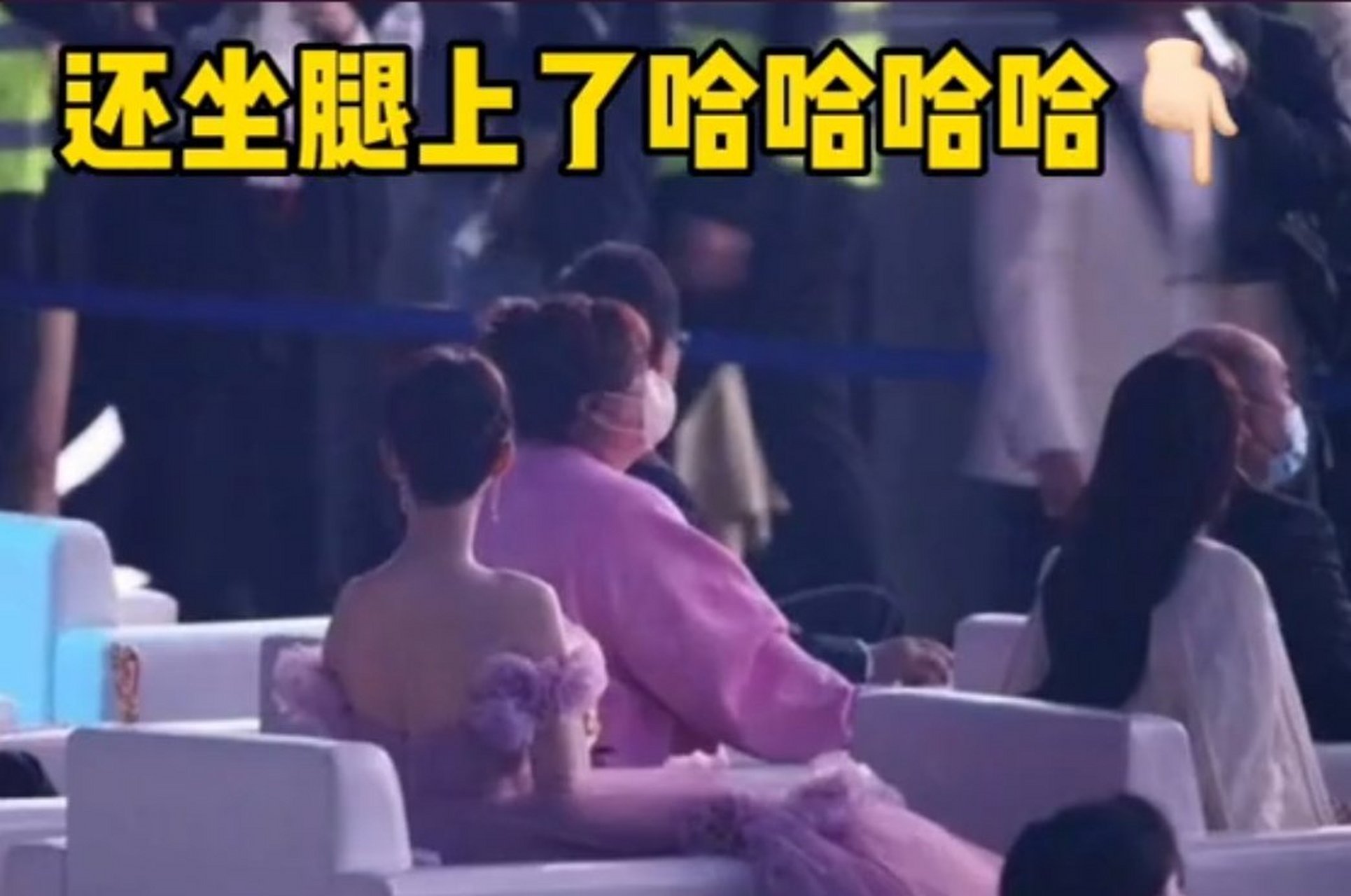 一张"贾玲杨紫的错位图",在网上引发热议.