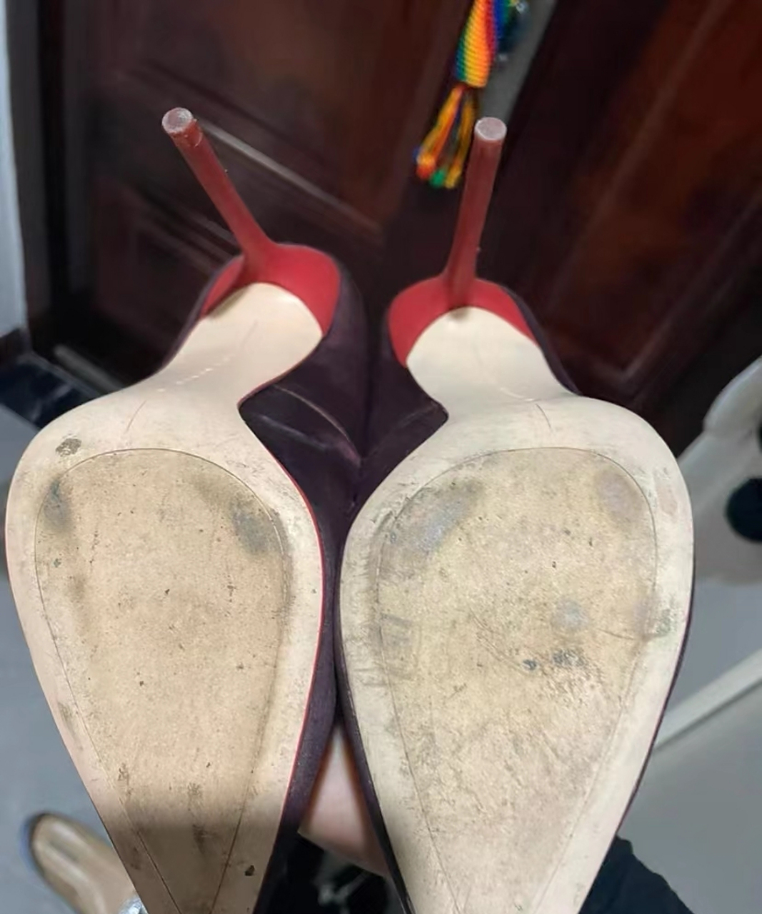 如何把脏的高跟鞋洗干净呢