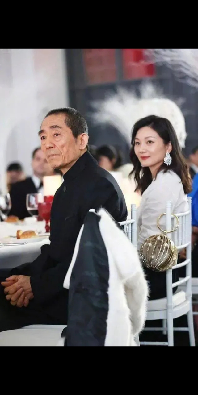 晚饭过后,不胜酒力的王海珍在张艺谋的搀扶下离开了饭店.