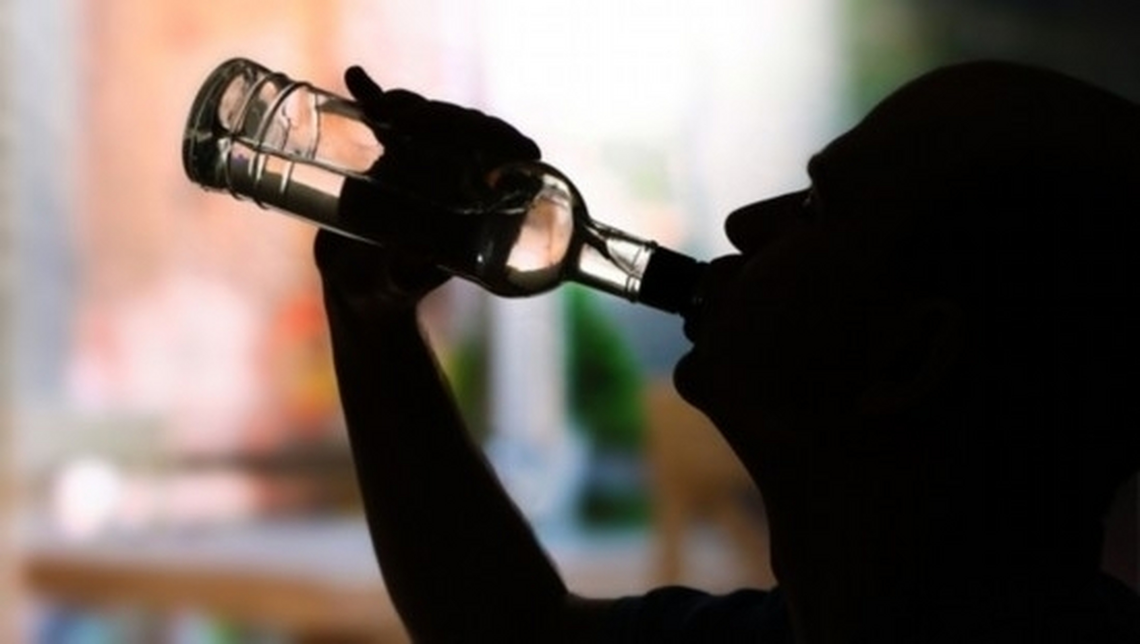 关于喝酒,有的人说喝酒伤身,也有的人说,酒是粮食精越喝越年轻,谁说谁